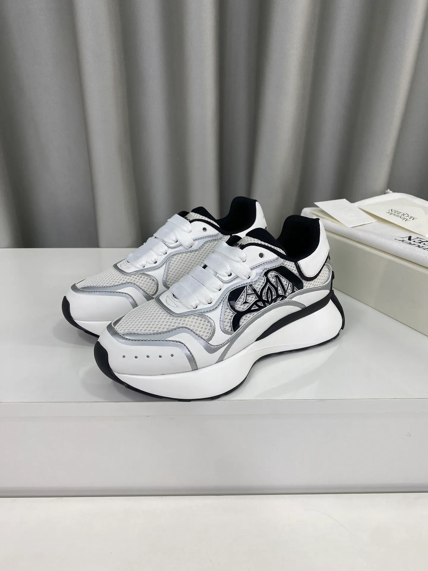 👟👟Ex-factory price 600👟👟 🔺Mc Queen🔺McQueen debuts the latest Milan Fashion Week T stage catwalk style in early spring‼ ️ Unique and personalized design, the upper foot is super stylish, and the round toe design allows the toes to be completely released. I spent a lot of money to buy multiple pairs of the originals and dismantled them and made replicas. Many celebrities: Guli Nazha, Wu Lei, endorsed by Internet celebrity bloggers, Xiaohongshu is a hit, and the counters are sold out‼ ️Material: The upper is embossed with special material. Lining: Breathable mesh. Outsole: original molded steel-stamped foam combination sole Size: women’s 35 to 39 (40, custom-made, non-returnable) Full set of counter original packaging
